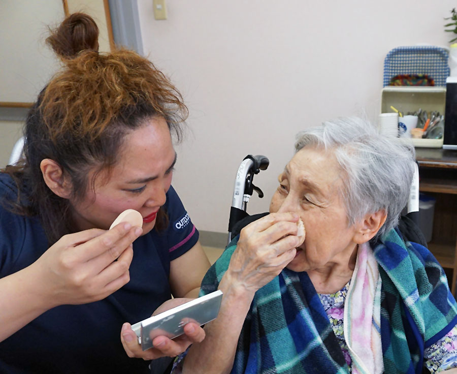 ご入居者様とヘルパーのお化粧
