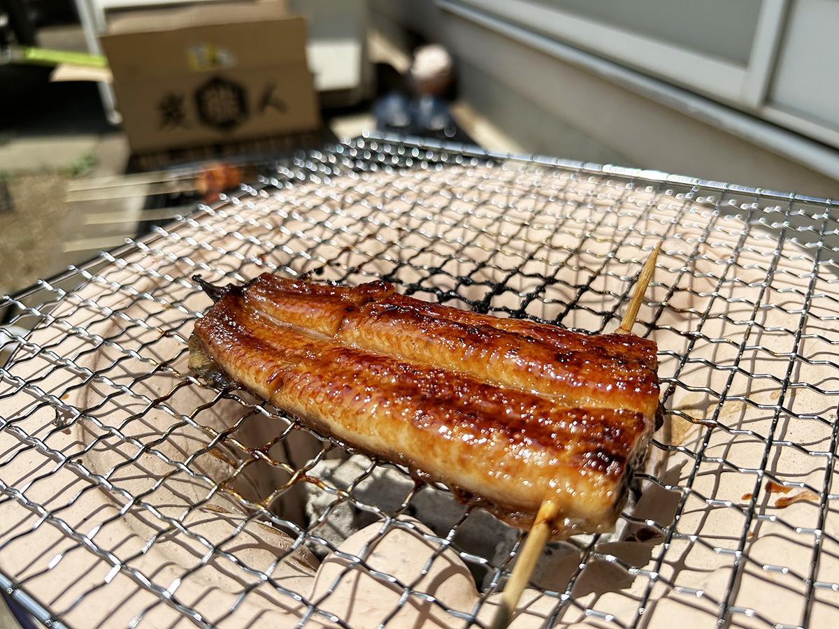 介護施設で生の鰻を炭火で焼く