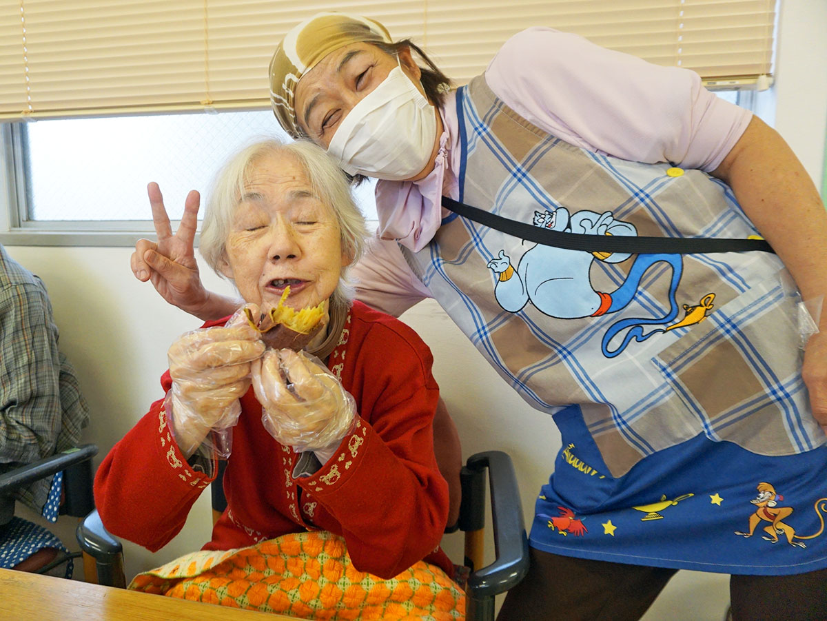 焼き芋を味わう