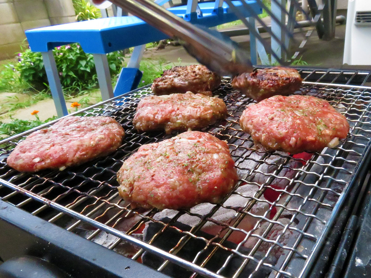 焼いて！のせて！本場の炭火焼きハンバーガー！